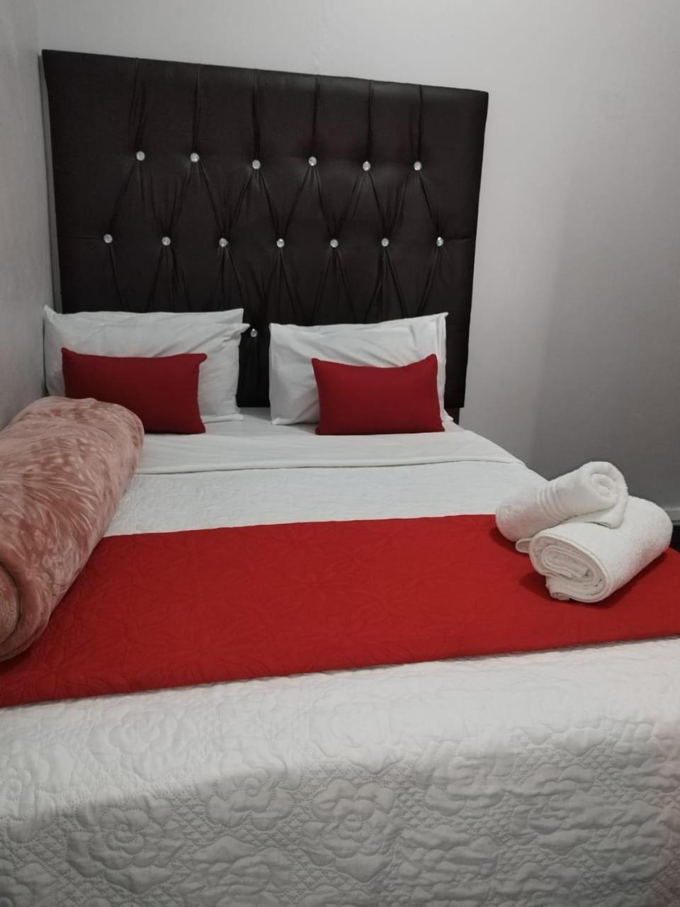 The Croc Guest House Springs  Kültér fotó